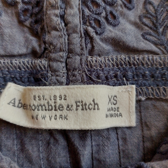 Abercrombie & Fitch Blue Sleevesless Embroidered Top - Size XS - Picture 2 of 10